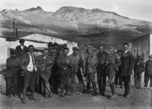 Gruppenportrait von Expeditionsteilnehmern : Gruppenportrait von Expeditionsteilnehmern. Erste Reihe, ganz rechts: Carl Troll.