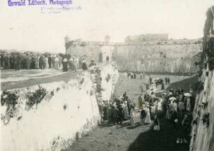 Touristengruppe besichtigt das Innere einer Festungsanlage bei Bombay