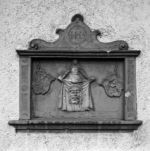 Tafel mit der heiligen Veronika, dem Baudatum sowie dem Reichs- und dem Stadtwappen