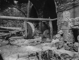Mühlstein : Mahlstein einer Mühle in Obruk