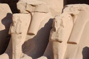 Luxor - Im Karnak Tempel : Teile von widderköpfigen Sphingen im ersten Hof des Amun-Tempels von Karnak. Der Widder hält einen Pharao und beschützt ihn so. Der Widder war ein dem Gott Amun heiliges Tier, aufgenommen 2006