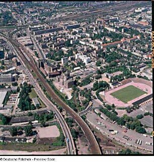 Stadtteilansicht mit Könneritzstraße, Eisenbahngleisen, Heinz-Steyer-Stadion im Ostragehege sowie Rangier- und Güterbahnhof Friedrichstadt