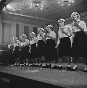 Karneval: Hotel Oldesloer Hof, Saal: Prunksitzung: Veranstalter Oldesloer Männerchor von 1844, Oldesloer Singakademie von 1946: Bühne: Auftritt von Sängerinnen der Singakademie als "Mädchenchor des NDR": Aufnahme unscharf, 27. Februar 1960