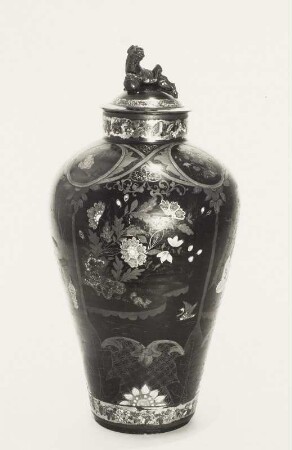 Deckelvase mit Chinoiserien