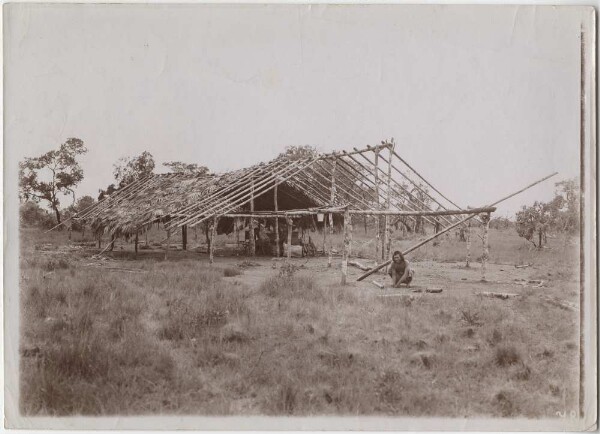 Construction of a winter house for the Kayapó of Adutire