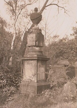 Dresden, Eliasfriedhof. Grabmal einer/s Unbekannten. Säule mit Urne auf Sockel