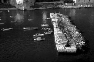 Dubrovnik: Rundgang auf der Stadtmauer, Kaiinsel mit Fischernetzen im Hafen