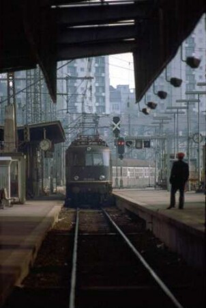 Stuttgart Hbf. Gleis 2 Lok 118 025 Eilzug AA-S Bnb-Wagen