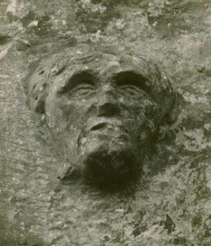 Relief Kopf in einer Mauer