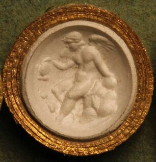 Sitzender Cupido, einen gefangenen Schmetterling haltend (Daktyliothek, Erstes Mythologisches Tausend)