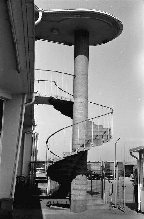 Freiburg: Tankstelle mit Café im Rundbau; Treppe davor