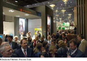 Tagungsteilnehmer bei der Eröffnung "Get together"