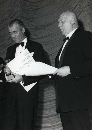 James Stewart, Joachim Tiburtius.12. Internationale Filmfestspiele Preisverleihung Silberner Bär
