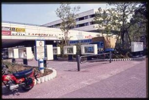 Blick in die Geschäftsstraße der Autobahnüberbauung Schlangenbader Straße