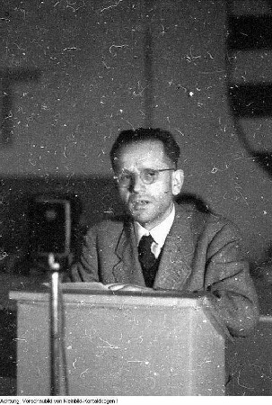 Arno Wend, Vorsitzender der Dresdner SPD, als Redner auf dem Gründungskongress der "Dresdner Volkssolidarität" am 27. September 1945. Dresden-Pieschen, Goehlewerk (1947-1962 Sachsenverlag), Riesaer Straße 32