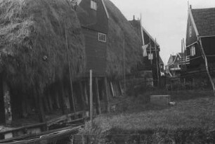 Heuspeicher : Dorflandschaft. Holzhäuser mit Heuvorräten