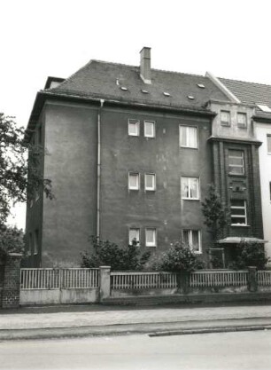 Wurzen. Doppelwohnhaus, Torgauer Straße 22/20 (um 1930). Straßenansicht (Nr. 22)