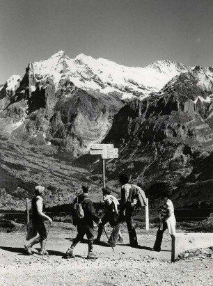 Wandergruppe, im Hintergrund das Wetterhorn