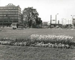 Dresden-Altstadt. Postplatz. Blick von der Aophienstraße über die Grünanlage nach Süden