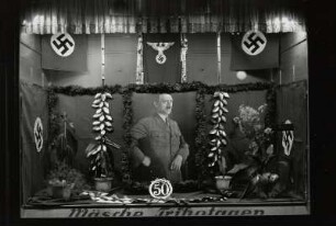 Schaufenster mit Dekoration zu Hitlers 50. Geburtstag und Arisierungsschild : Roßwein, Wäschegeschäft Schenkel. Schaufenster mit Dekoration zu Hitlers 50. Geburtstag und Arisierungsschild