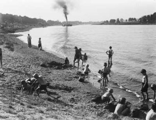 Dresden-Pillnitz. Badende Kinder an der Elbe