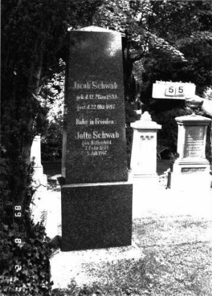 Grabstein 55 (Index: 100101487) Material: Granit, unterer Sockelteil Kalkstein Zustand: gut Maße HxBxT: 222x60x35 cm Beschreibung: Obelisk, getreppter Sockel Steinmetz: Fugazza Besonderheit: Doppelgrab für Eheleute: Grabstein 55