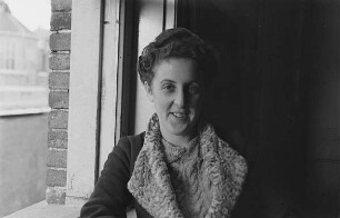 Zweiter Weltkrieg. Niederlande unter deutscher Besatzung. Junge Frau an einem Fenster (wohl bei Den Haag)