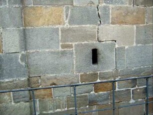 Langhaus (nördliches Seitenschiff) von Norden im Westnordwesten-Basis des ehemaligen Romanischen Nordturms mit Hagioskop sowie Werksteinen im Mauersteinverband