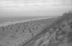 Westerland: Strand, Gesamtsansicht mit Burgen