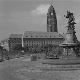 Dresden. Gänsediebbrunnen von Robert Diez (1878) und Rathaus