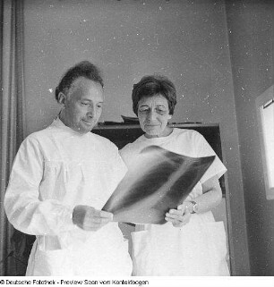 Kretzschmar, Stellvertreterin des Chefs der Poliklinik Blasewitz, in Zusammenarbeit mit dem Chef, Obermedizinalrat Bernhardt (Frau Kretzschmar ist Chirurgin)