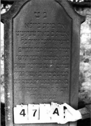 Grabstein 476 (Index: 100108039) Material: roter Sandstein Zustand: Stele am Sockel repariert Maße HxBxT: 160x61x26 cm Beschreibung: Stele, überkragender Konvexbogenabschluß, Schriftfeld abgegrenzt, getreppter Sockel: Grabstein 476A (Detailaufnahme)