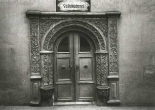 Pößneck, Wohnhaus : Pößneck (sogenanntes Wohlfahrtsches Haus), Markt 2. Sitznischenportal