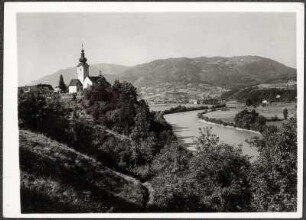 Villach, Österreich. Blick auf die Drau mit Pfarrkirche St. Martin