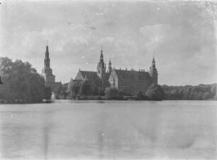Rennaisanceschloss Frederiksborg : Blick auf den See auf das Rennaisanceschloss Frederiksborg