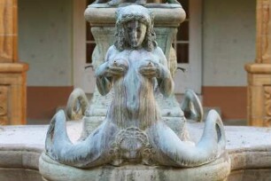 Zierbrunnen mit Puttenreigen und Nixen — Nixe