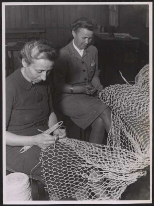 Zwei Frauen beim Knüpfen von Netzen