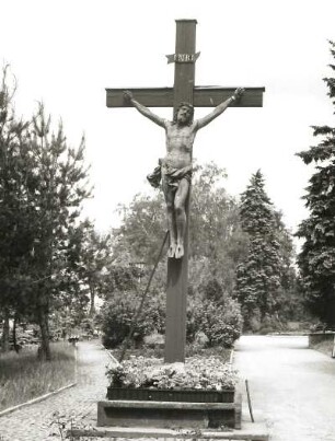 Annaberg-Buchholz. Alter Friedhof. Kruzifix. Zinkguß und Holzkreuz