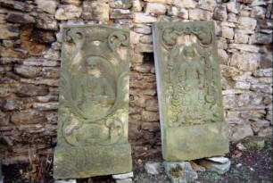 historische Grabsteine im Bereich zwischen Kirche und Wehrmauer