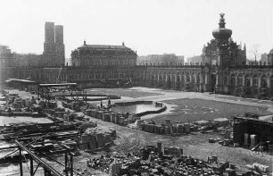 Dresden-Altstadt. Zwinger (1709-1728; M. D. Pöppelmann, B. Permoser). Baustelle. Stadtpavillon, Bogengalerie, Porzellanpavillon und Langgalerie mit Kronentor. Zwingerhof mit Steinmetzwerkstätten