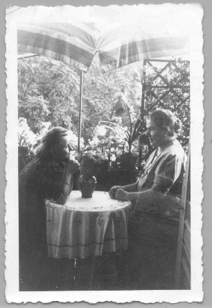 Doppelporträt mit Etha Richter unter einem Sonnenschirm