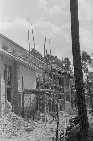 Baustelle der Pionierrepublik "Wilhelm Pieck" am Werbellinsee : Arbeiter auf der Baustelle des Lagerhauptgebäudes