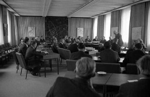 Konferenz der Landkreise im Landratsamt über die Verlegung des Militärflugplatzes an der Erzbergerstraße in den Hardtwald bei Malsch.