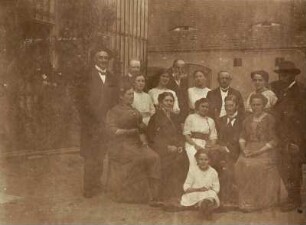 Meusegast (heute: Dohna-Meusegast). Gesellschaft einer Verlobungsfeier im Hof des Ritterguts