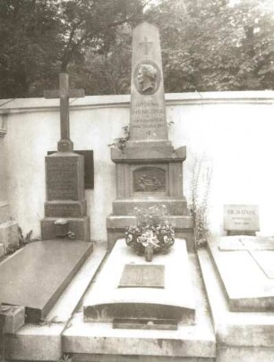 Grabmal für die Schriftstellerin Božena Němcová : Seidan, Tomáš: Grabmal für die Schriftstellerin Božena Němcová. Sandstein, Metallguss. 1869. Prag-Vyšehrad, Friedhof Vyšehrad
