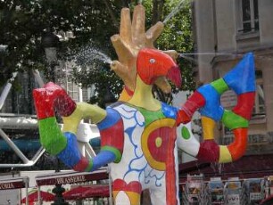 Bunte Brunnenfigur vor dem Centre Pompidou von Niki de Saint Phalle und Jean Tinguely