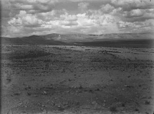 Landschaft : Ebene Landschaft. Im Hintergrund eine Bergkette.