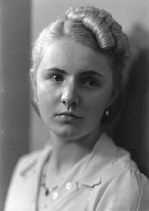 Roßwein. Portrait einer jungen blonden Frau aus der Familie S.