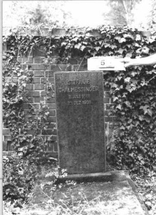 Grabstein 57 (Index: 100109091) Material: Marmor, Metallbuchstaben Zustand: sehr gut Maße HxBxT: 111x50x16 cm Beschreibung: Stele, Sockel: Grabstein 57