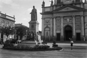 Vorplatz der Kathedrale von Campinas : Platz vor der Kathedrale von Campinas mit einem Denkmal für den ersten Bischof João Batista Correia Néri.